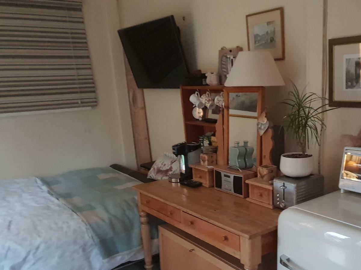 The Garden Room, Pets, Fridge Tv チェスター エクステリア 写真